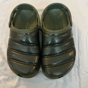 Gender neutral Crocs M4 W6 barely worn olive green.